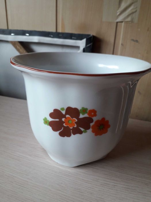 Porcelanowa osłonka na doniczkę.