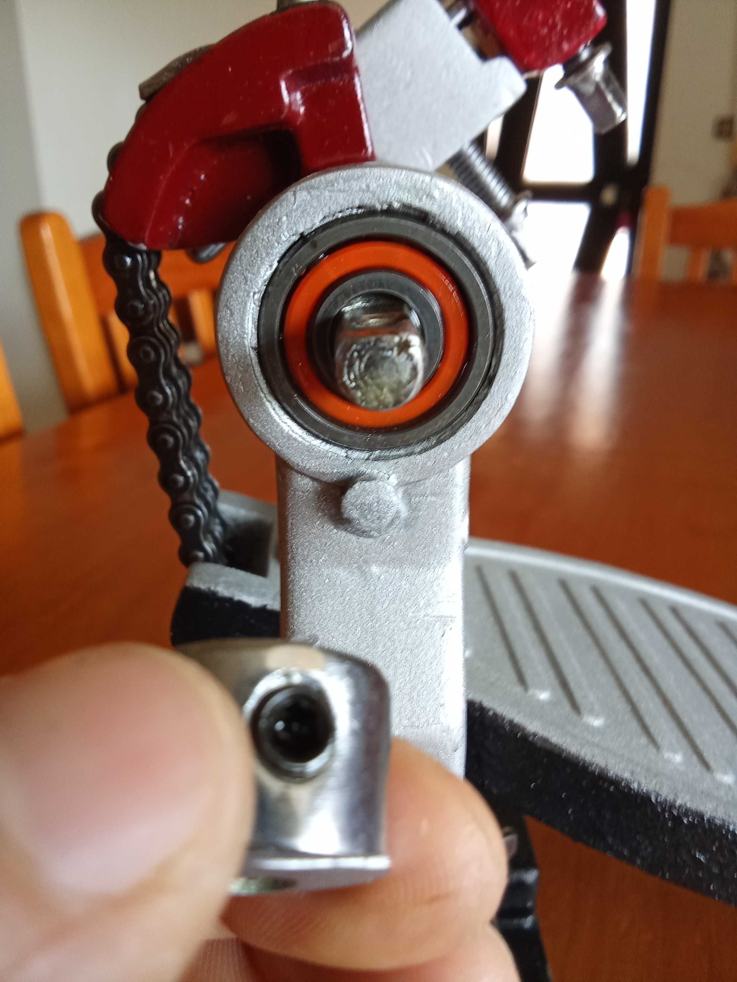 Pedal single com rolamentos Brosown Raw speed, e acessórios suplentes