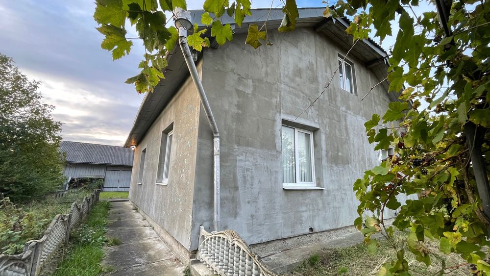 Просторий цегляний будинок біля Калуша – 122 м², ділянка 22 сотки