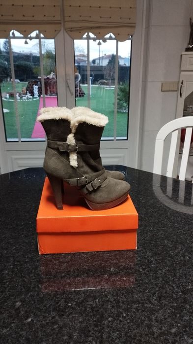 Botas castanhas com pêlo tam. 37