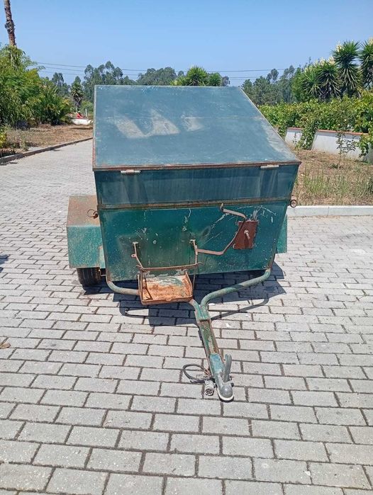 Reboque atrelado para cães