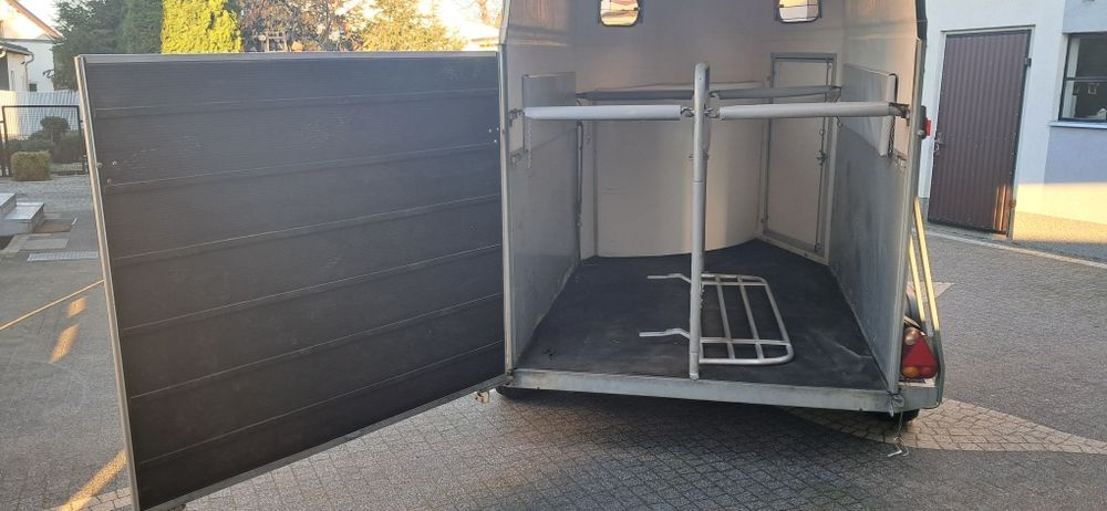 Przyczepa do przewozu dwóch koni