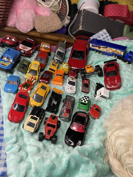 Zestaw 31 resoraków głównie metalowych