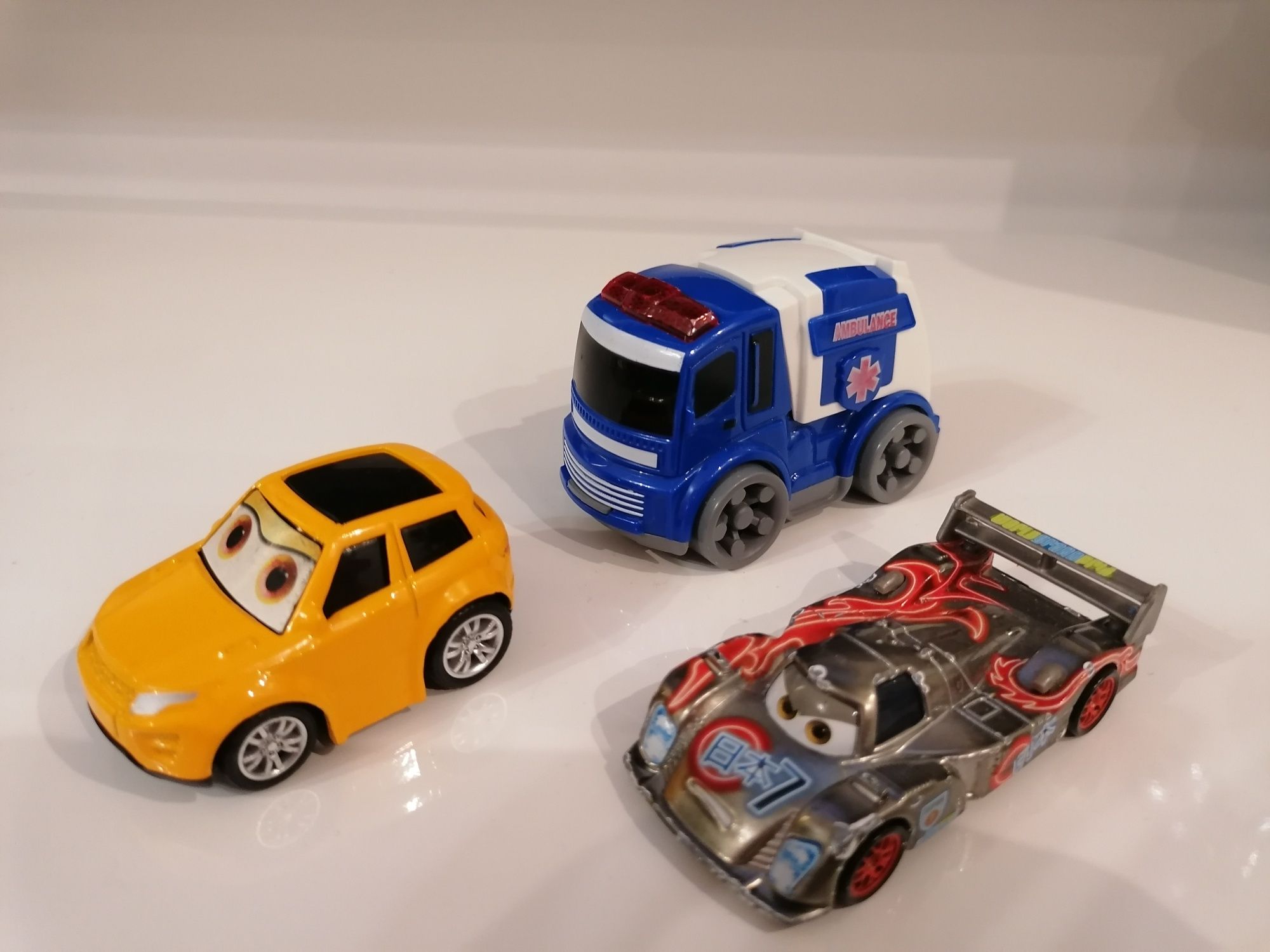 3 sztuki Autko z bajki MaQuinn metalowe, karetka i Mini Car zestaw