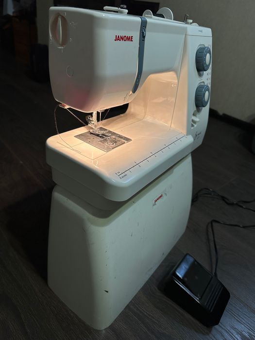 Швейна машинка Janome Sewist 521