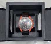 Omega x Swatch Lava SO33O100: Limitowana Edycja Ziemi