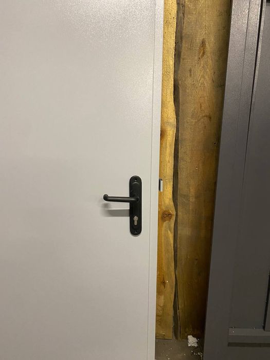 Доступно! Вхідні двері в технічні приміщення. Телефонуйте!