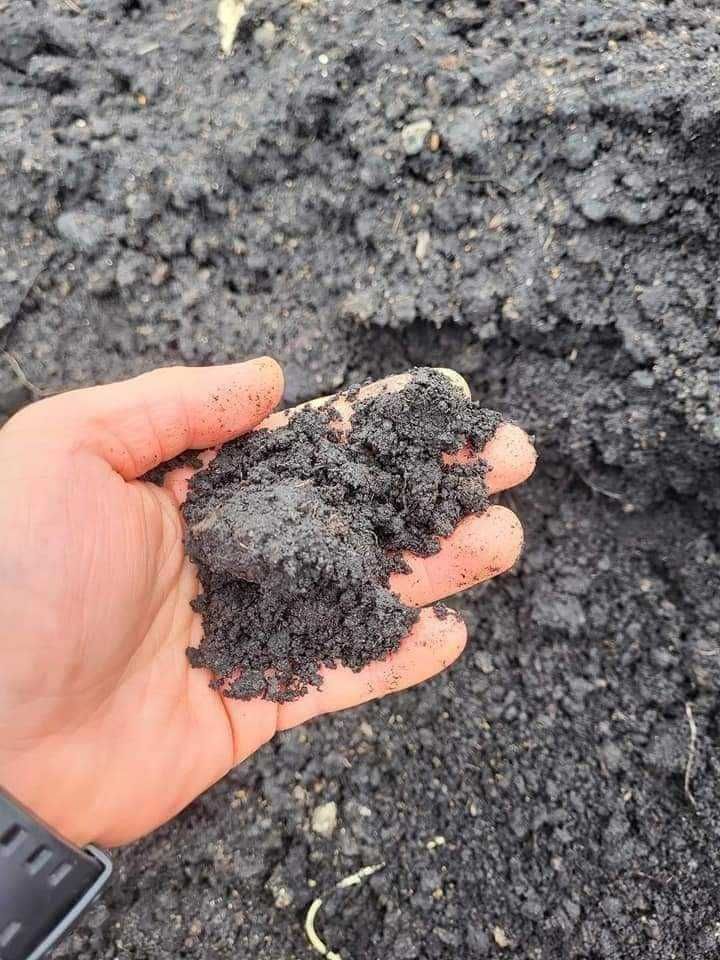Przesiana ziemia pod warzywa i trawniki