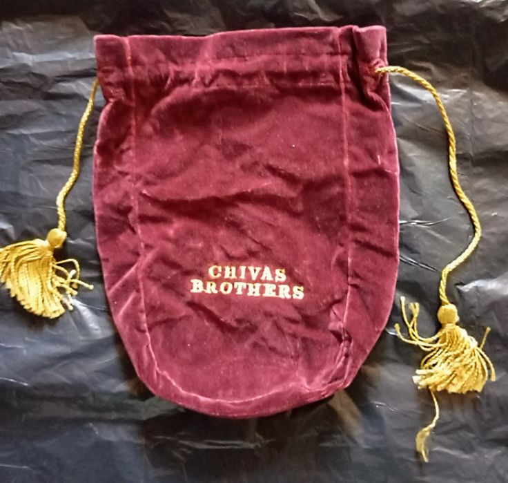 Sacos antigos de garrafa de uísque e outro de instrumento Yamaha.
