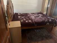 Quarto grande com cama de casal