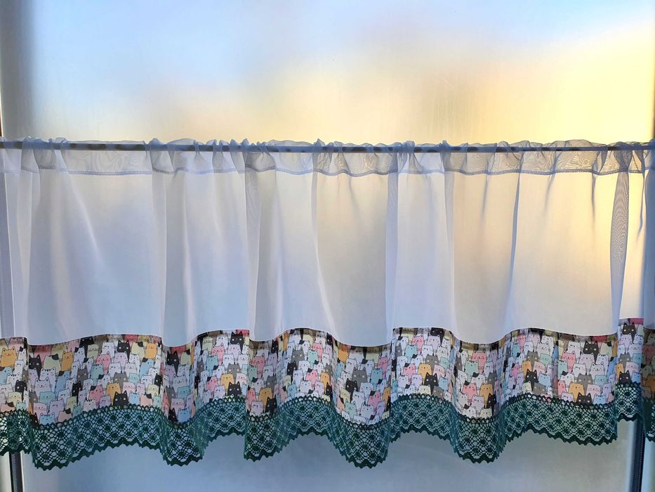 Zazdrostka z wzorem kolorowych kotów wysokość ok.50 cm x długość 150cm