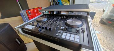 Native Instruments Traktor S4 MK3 prawie nowy.