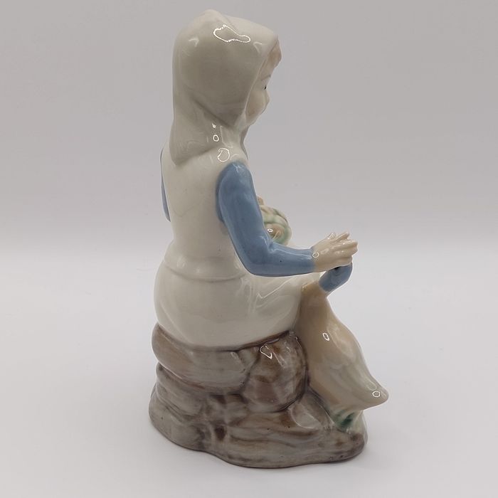 Figurka porcelanowa dziewczynka, gęsiarka Lladrò