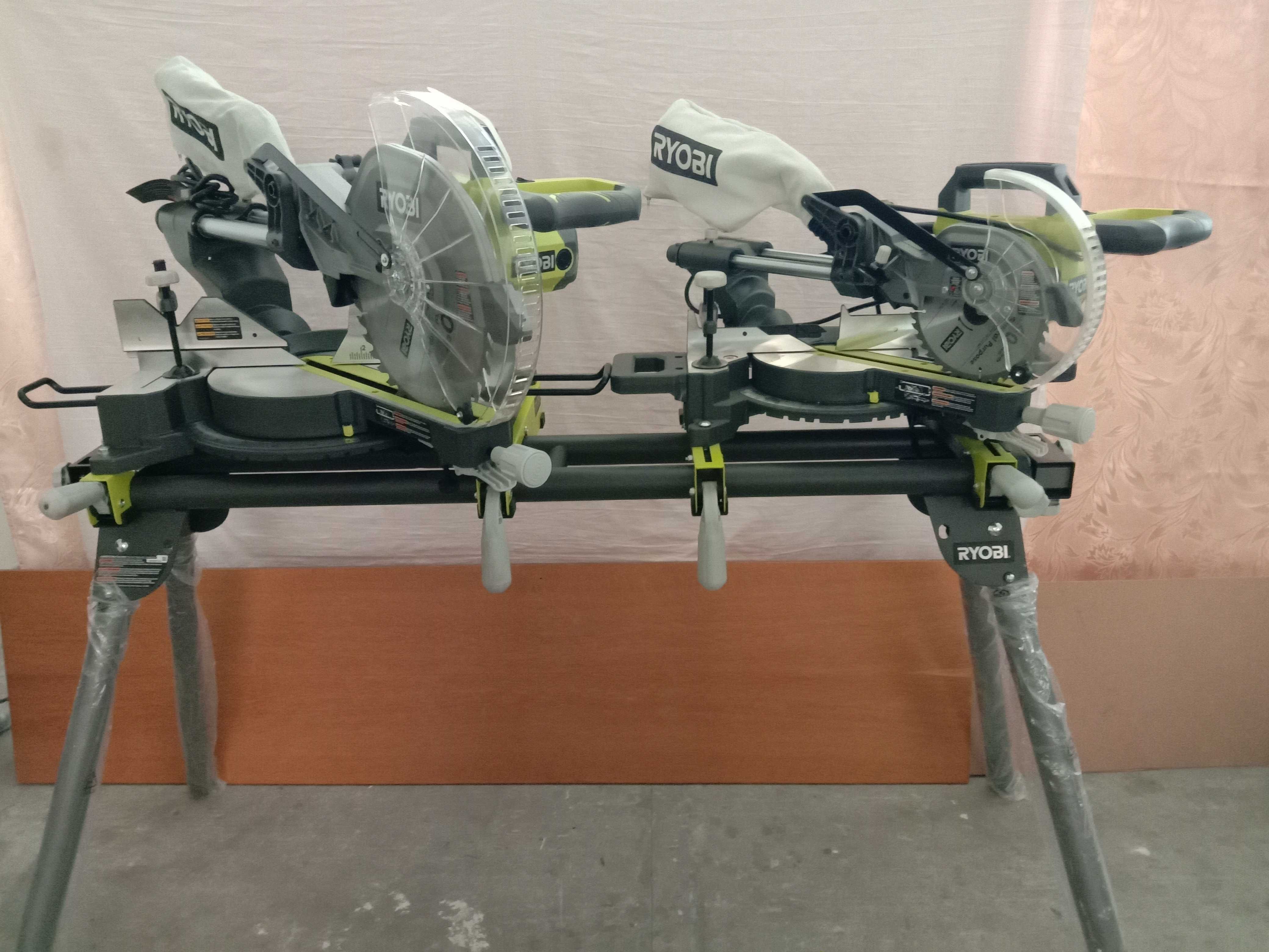 Торцовочная пила RYOBI TSS702  со стендом RYOBI A18MS01G