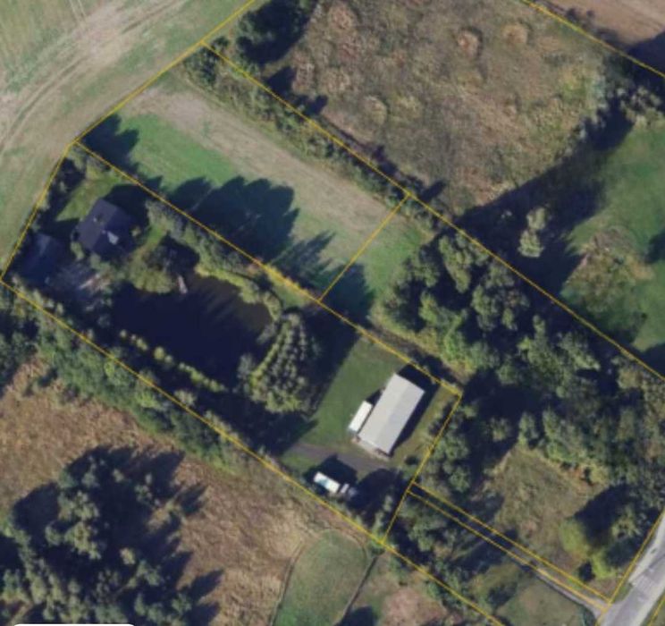 Urokliwy dom w otoczeniu zieleni z własnym stawem.