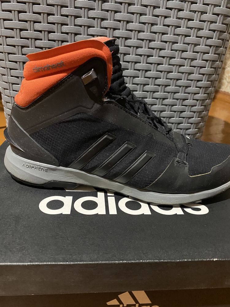 Продам ботинки adidas