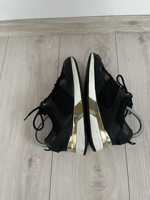 Czarne logowane sneakersy Guess Metz2 Moxea logo rozmiar 37