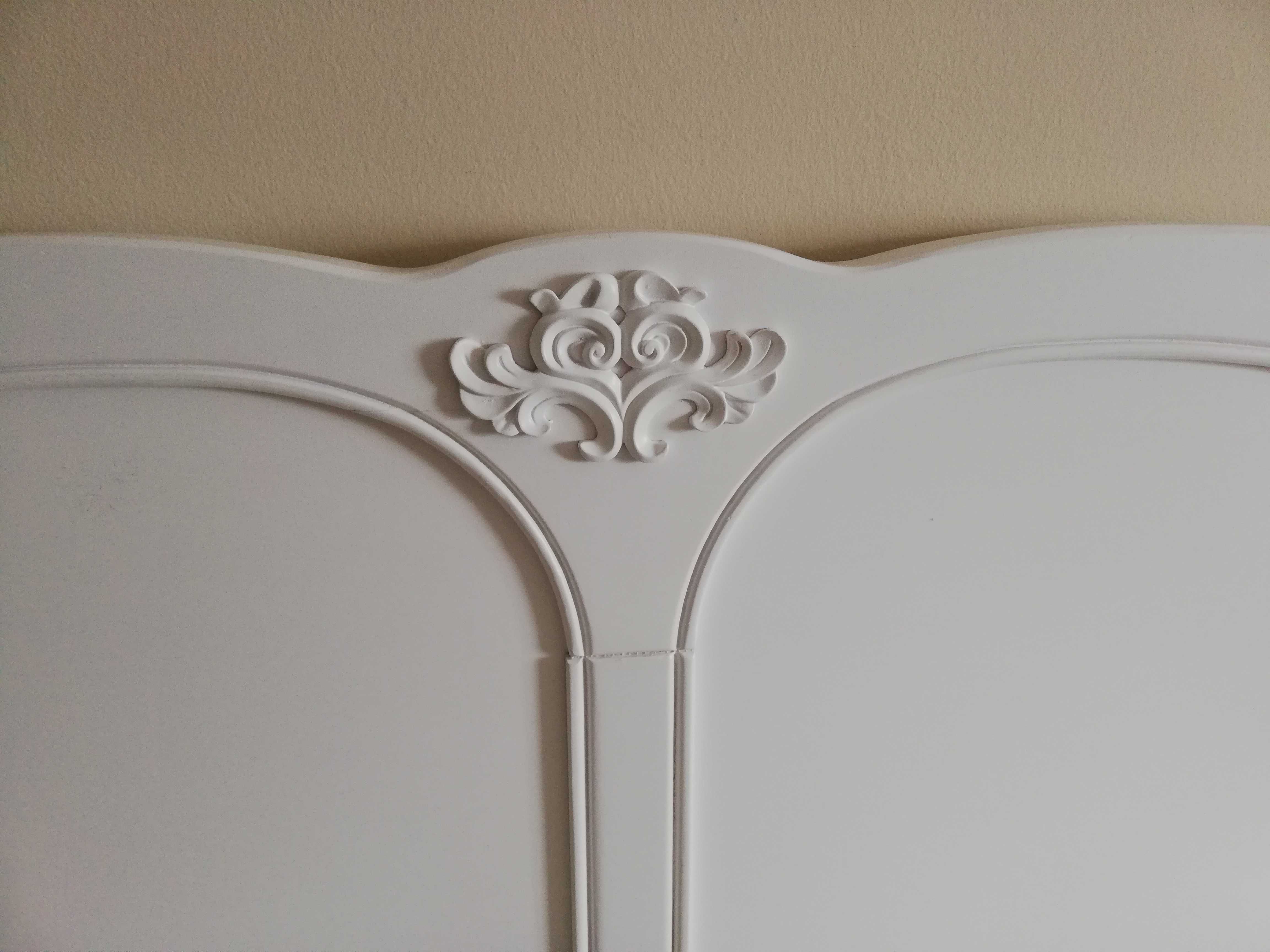 Cama de casal - pinho, cor branco, ao estilo romântico.