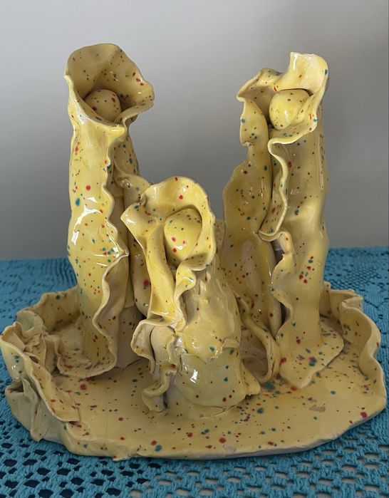 Escultura artesanal de presépio em cerâmica de pasta amarela