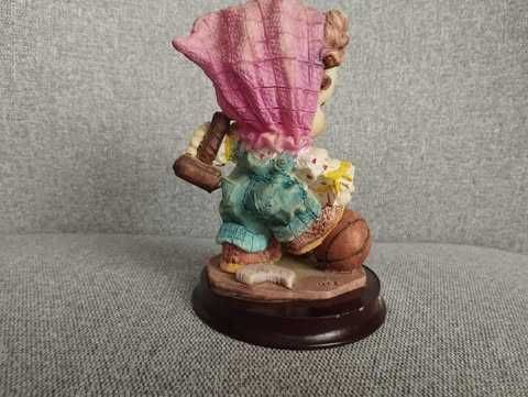 Figurka dziewczynka z piłką