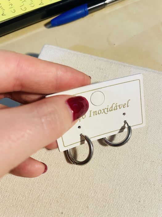 Argolas prateadas em aço inoxidável