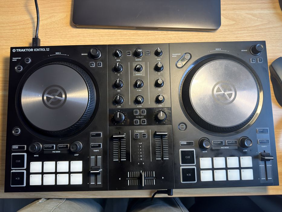 Controladora Traktor S2 Mk3