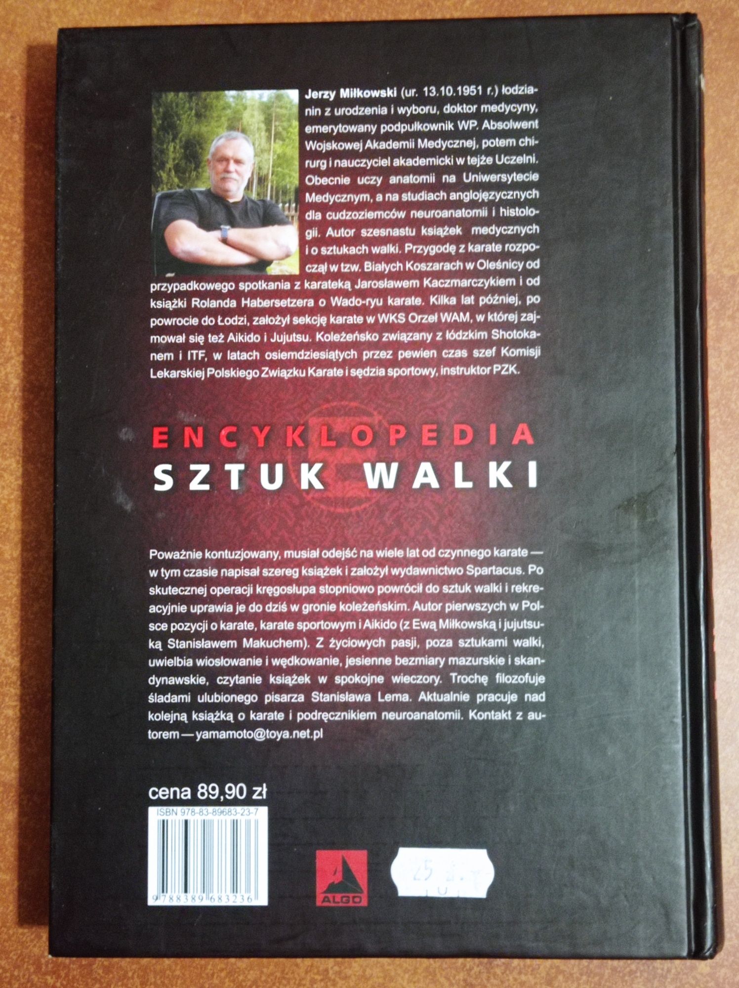 4 książki Historia hazardu Encyklopedia sztuk walki Broń palna Whisky