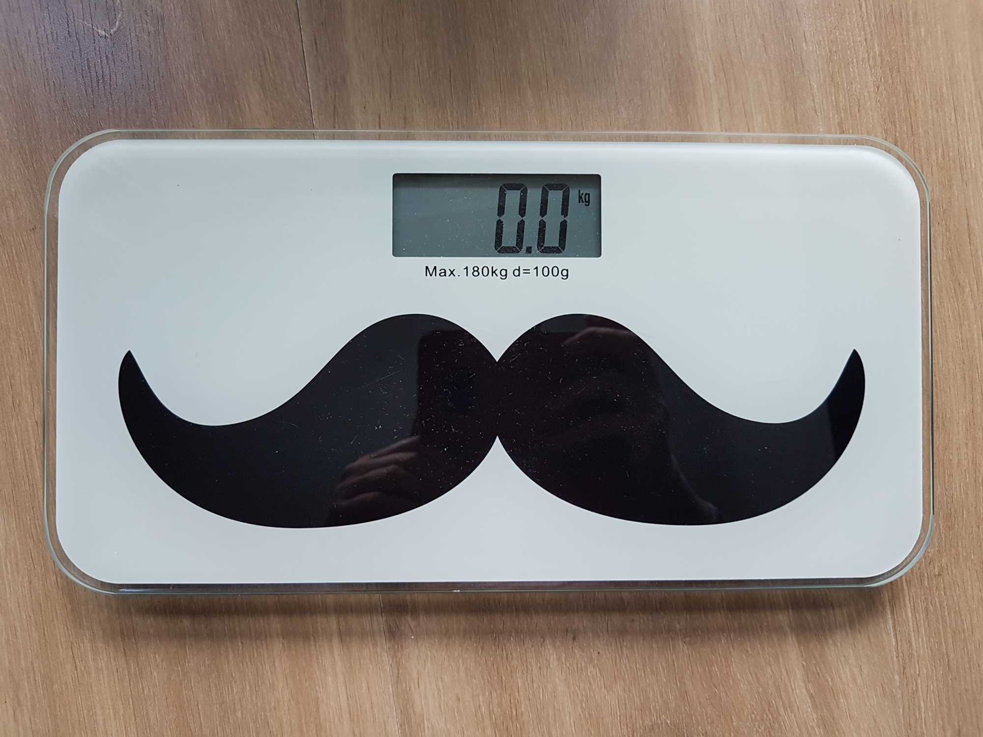 Mała wąska szklana waga łazienkowa Wąsy Mustache do 180 kg / lbs / St