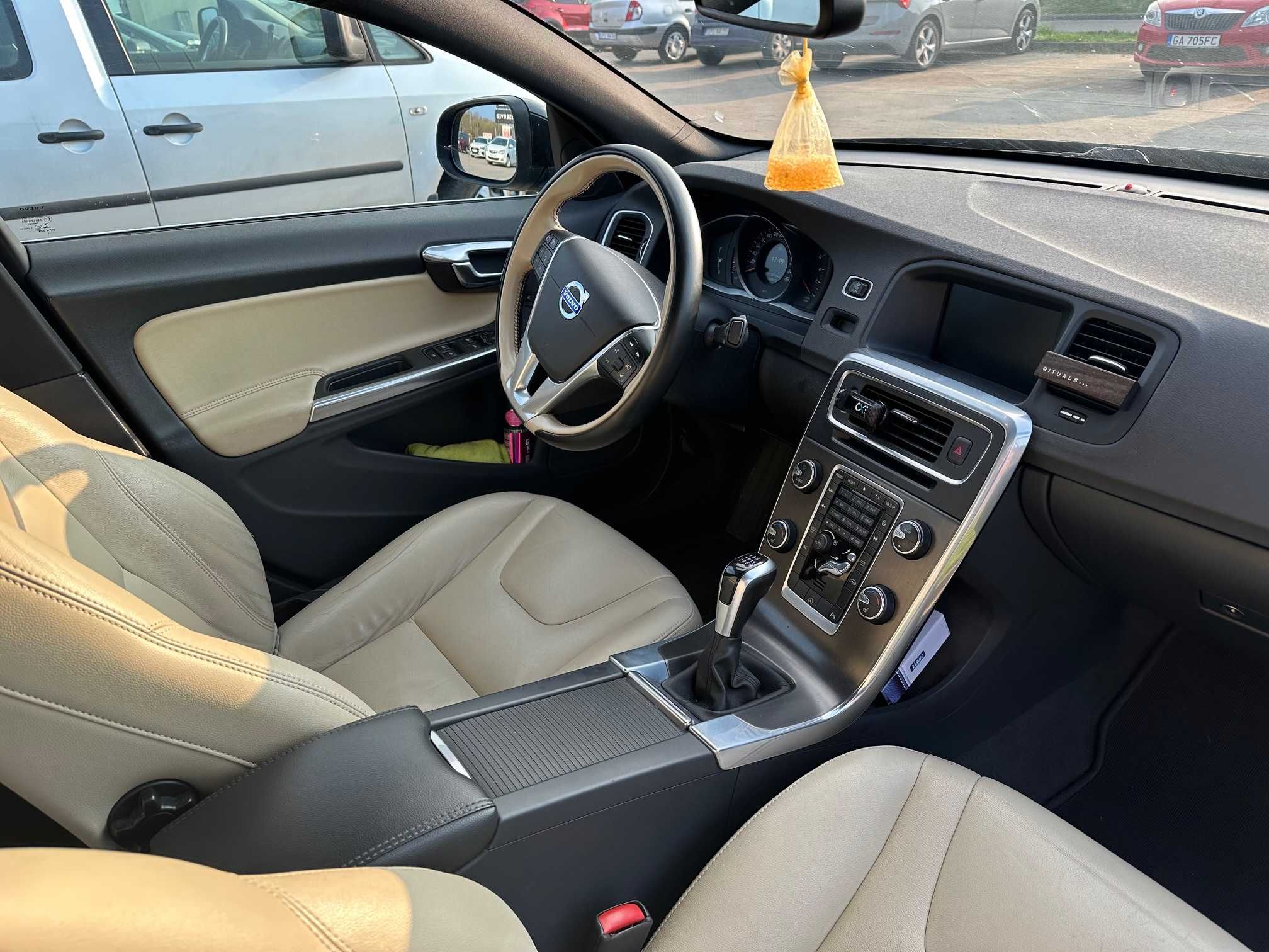 Volvo S60 II 2.0 D4 Drive-E Momentum