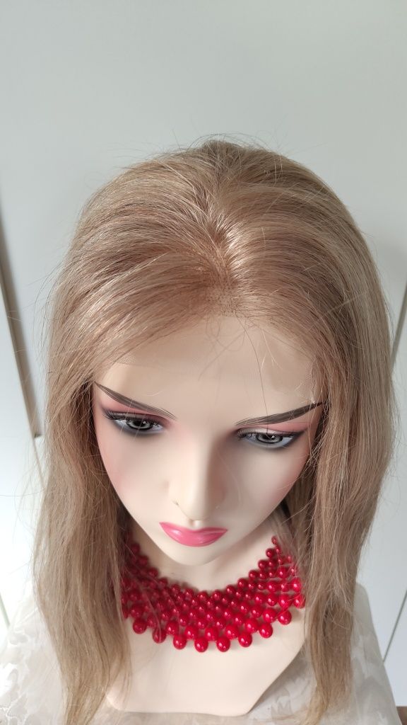 Piękna peruka naturalna lace-front piaskowy blond.