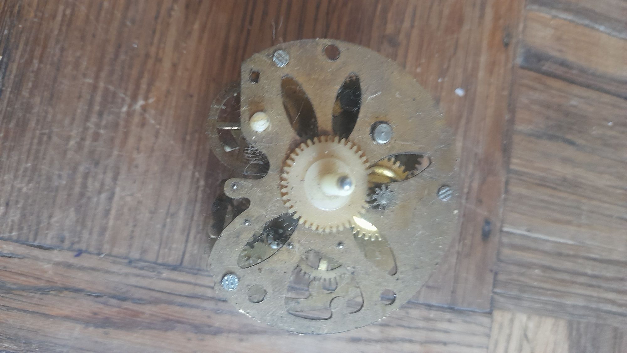 Mechanizmy Junghans Budziki