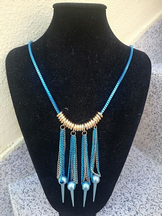 Colar cumprido azul e dourado