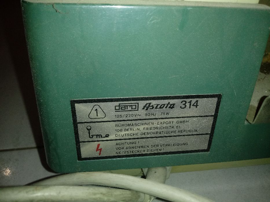 Stara niemiecka mechaniczna maszyna licząca Ascota PRL