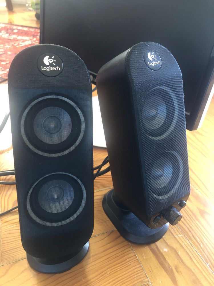 Colunas Logitech