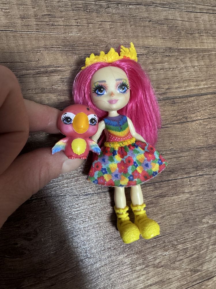 Lalka enchantimals mattel z papugą peachy parrot chatter