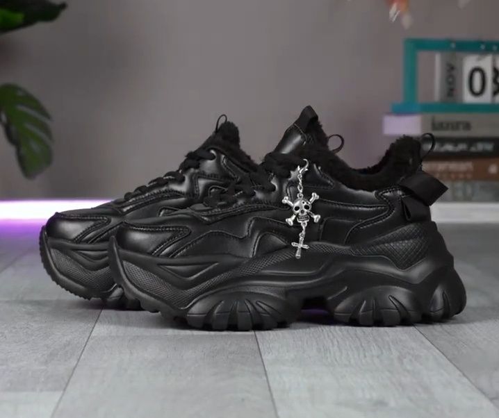 Жіночі зимові чорні утеплені кросівки