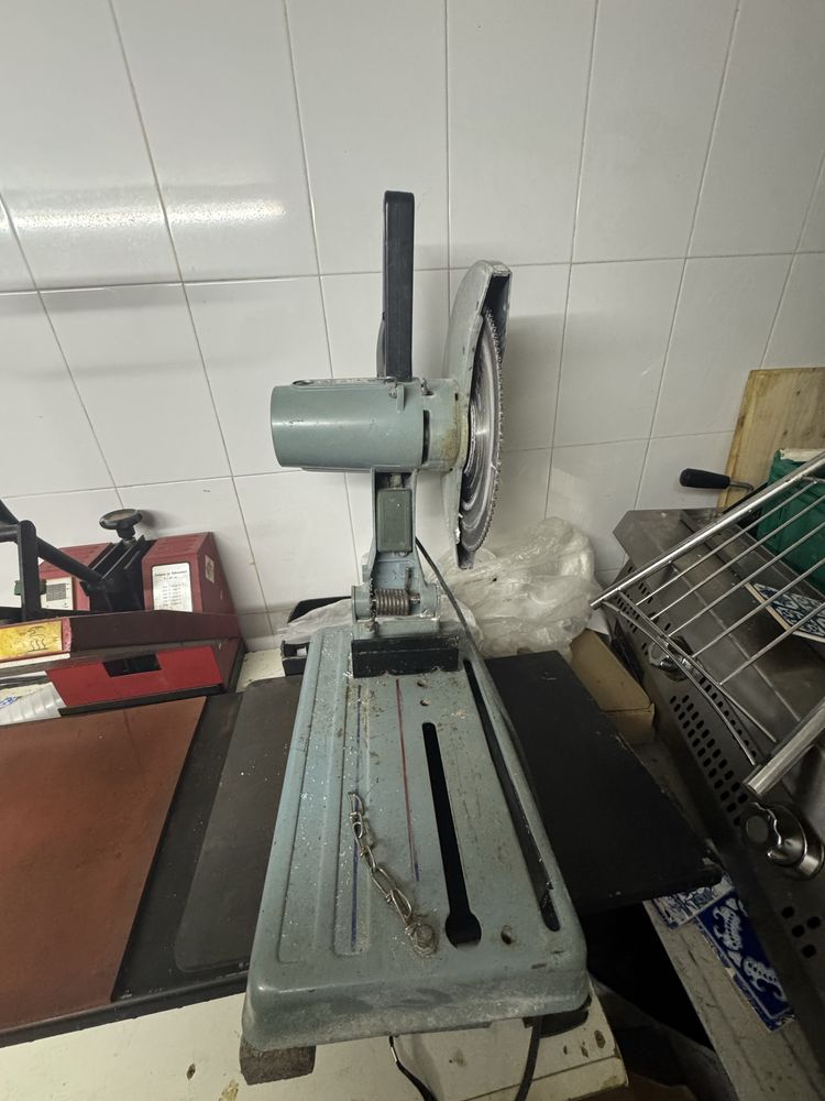 máquina de cortar madeira