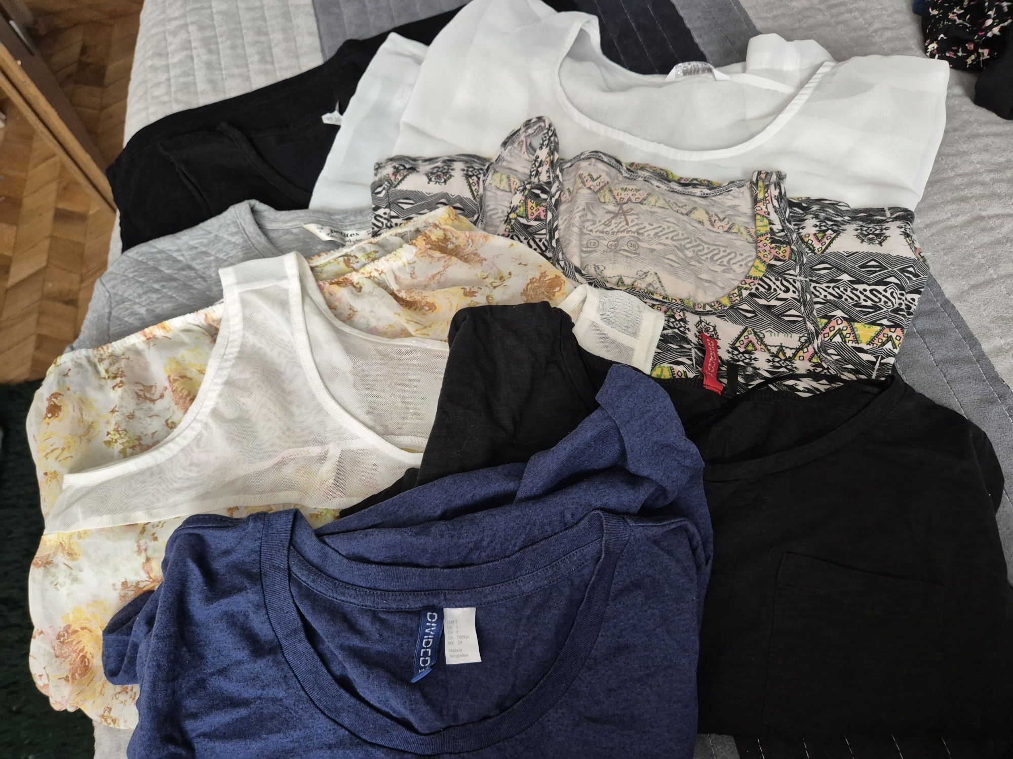 Karton koszulek, crop topy