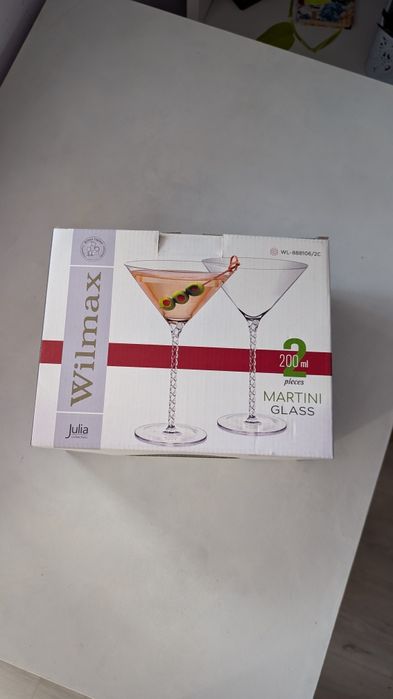Нові  келихи для мартіні Wilmax 200 мл на тонкій довгій ніжці