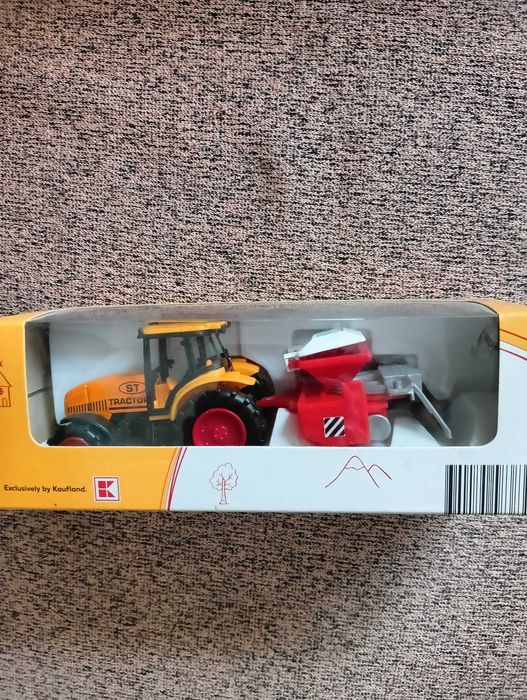 Mały traktor z przyczepką