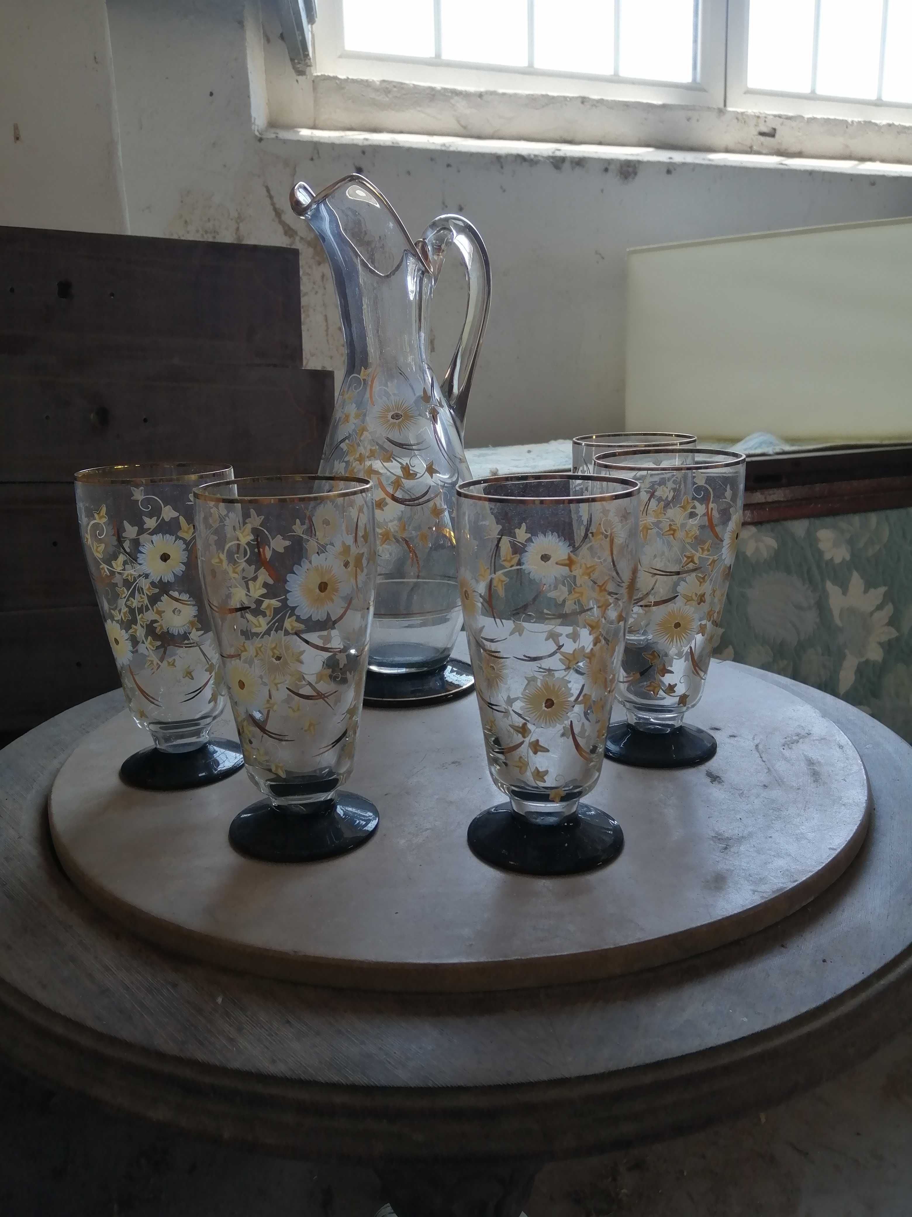 Jarro e Copos vidro antigos com desenhos em dourado