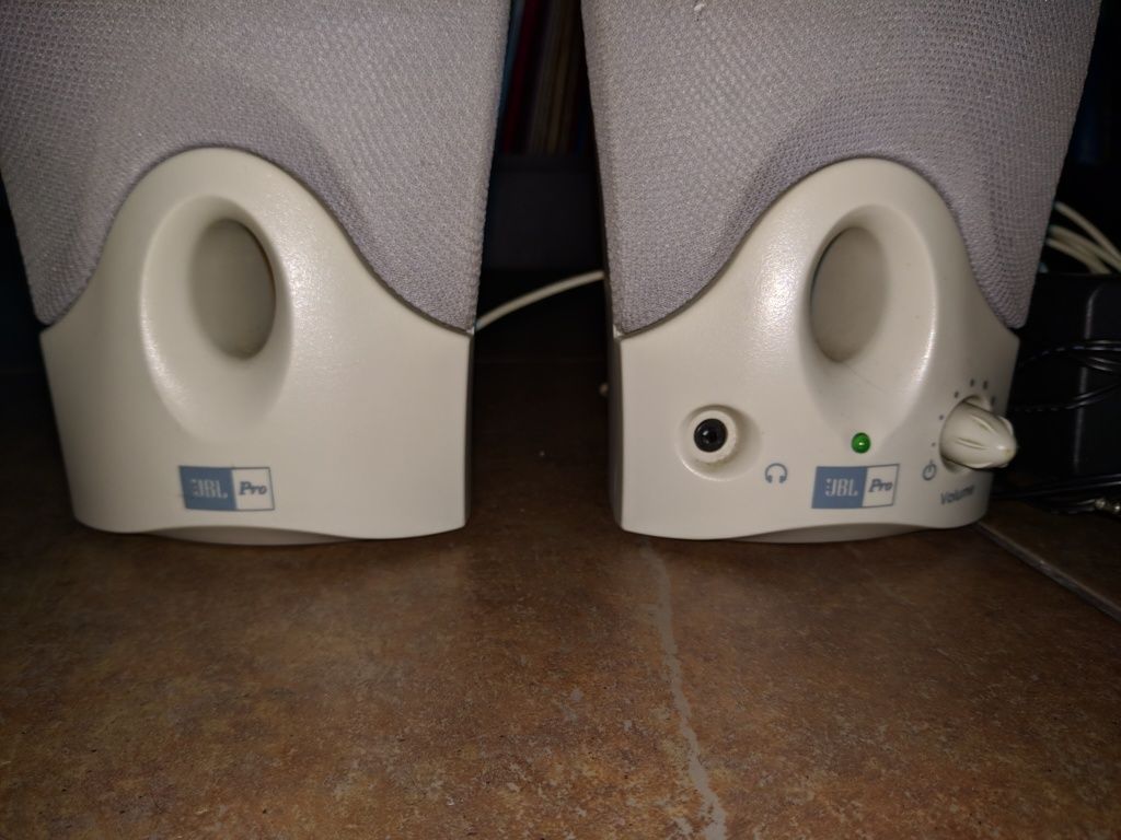 Colunas de som JBL PRO com amplificador integrado