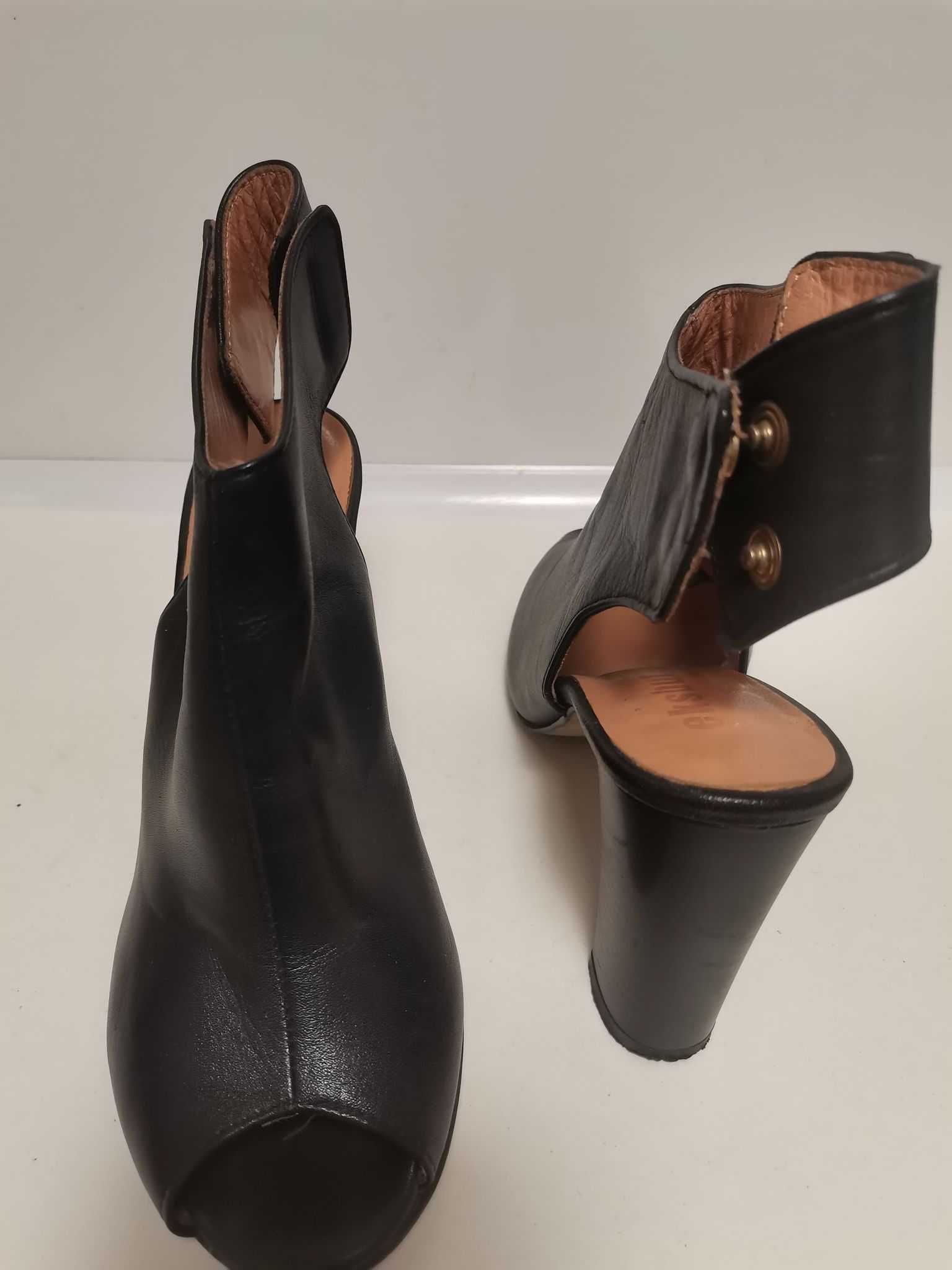 Super czarne buty z oryginalnym zapięciem z tyłu.