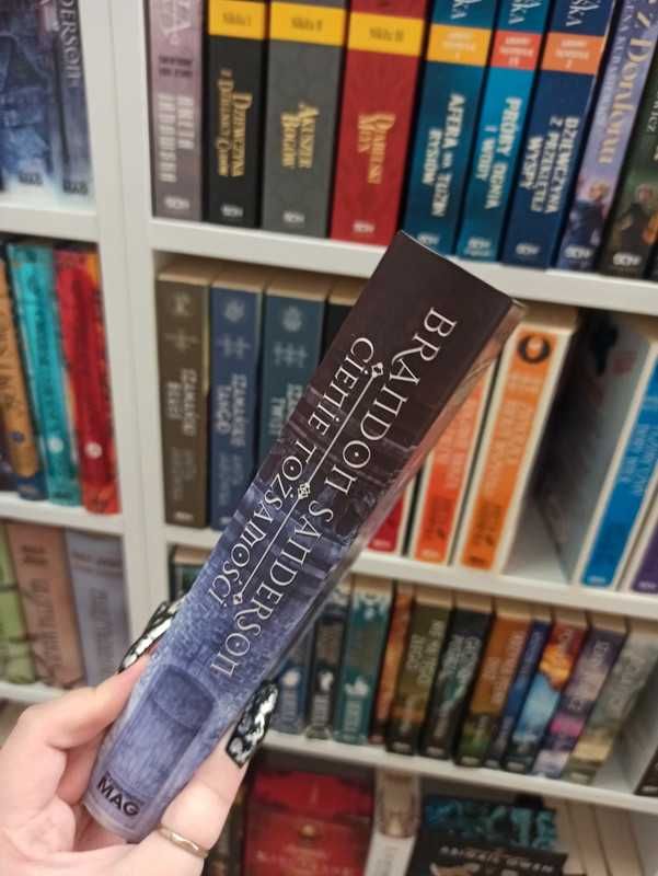 Cienie tożsamości Brandon Sanderson