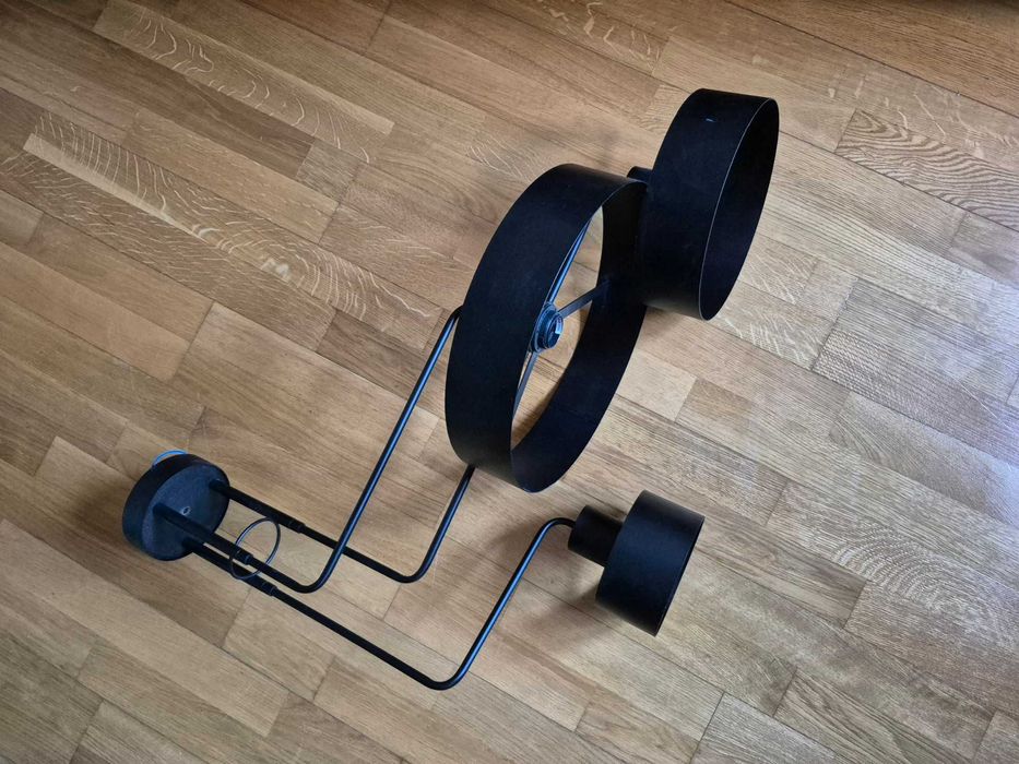 Metalowa lampa sufitowa w stylu brutalistycznym, czarna.