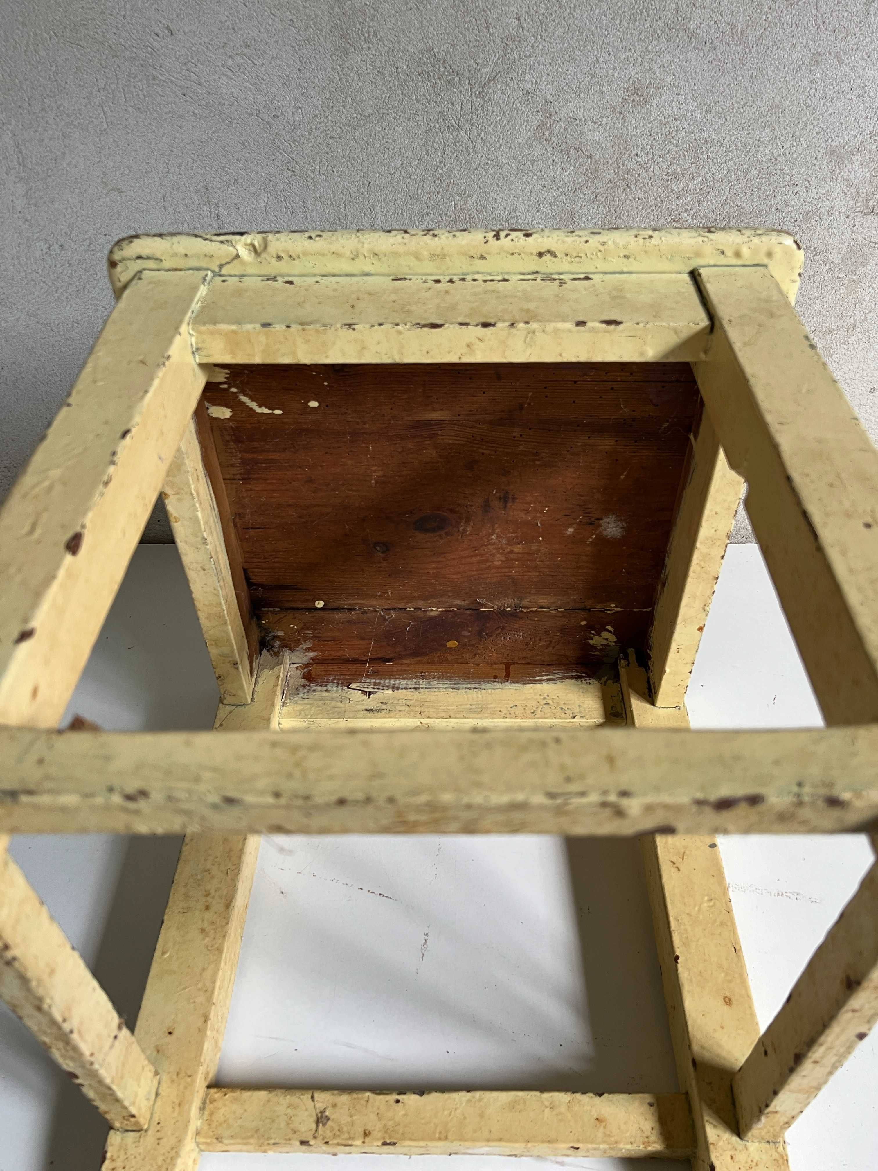 Taboret drewniany PRL / Stary taboret kuchenny / Stolik nocny ANTYK