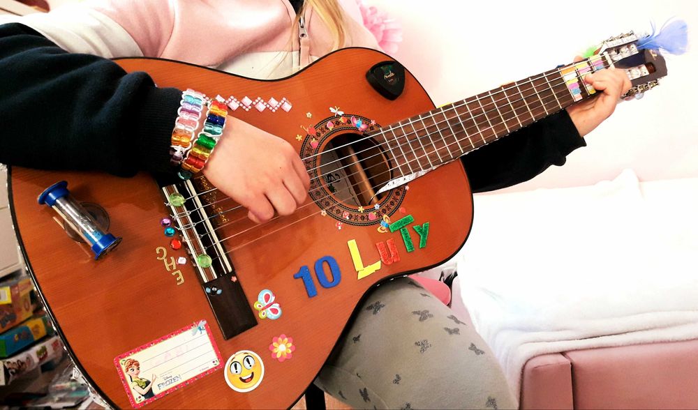 Pianino, gitara, śpiew, rytmika, flet pr.,kształcenie słuchu - ZAJĘCIA