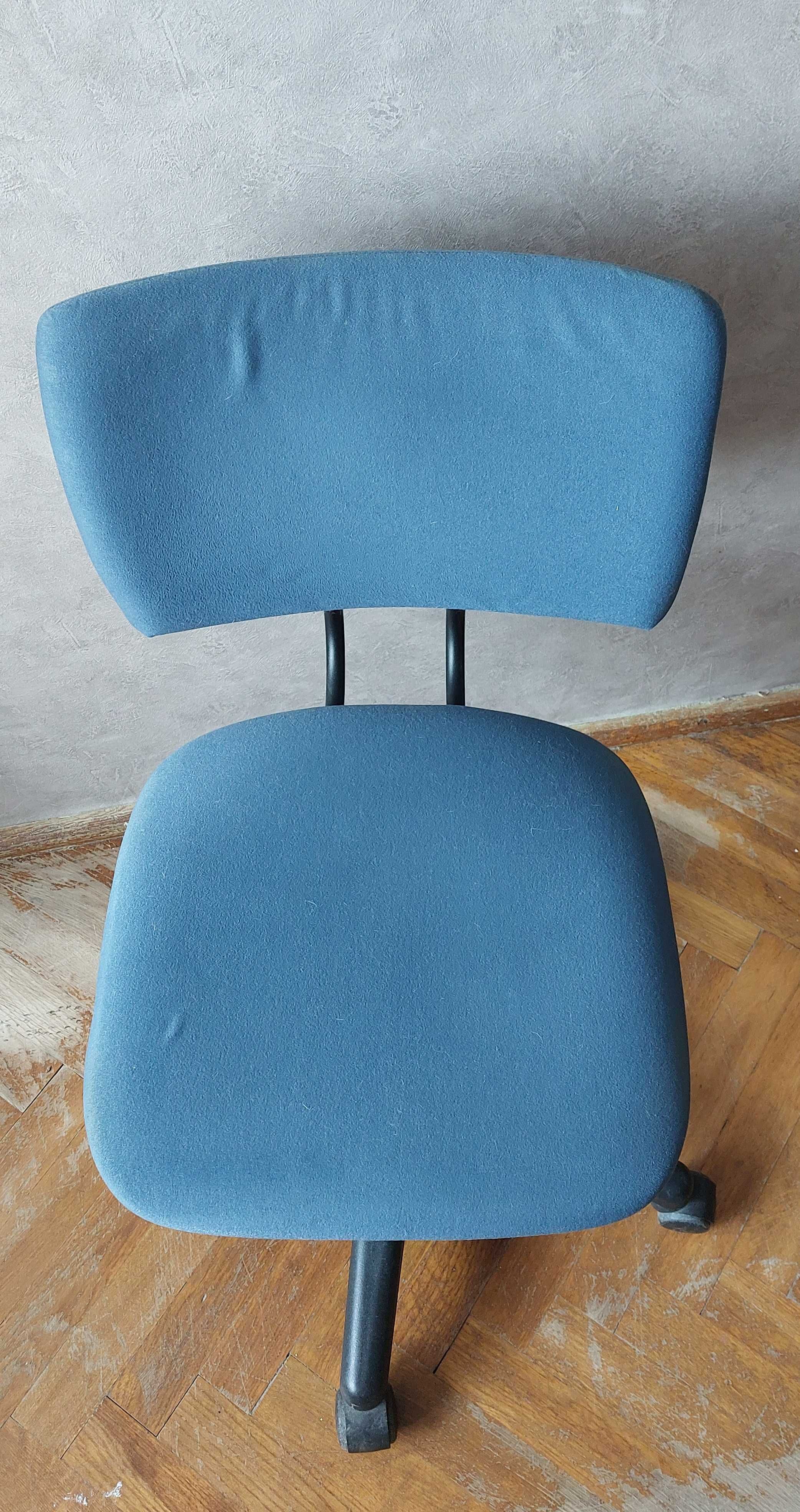 Niebieskie krzesło biurowe obrotowe z regulowaną wysokością