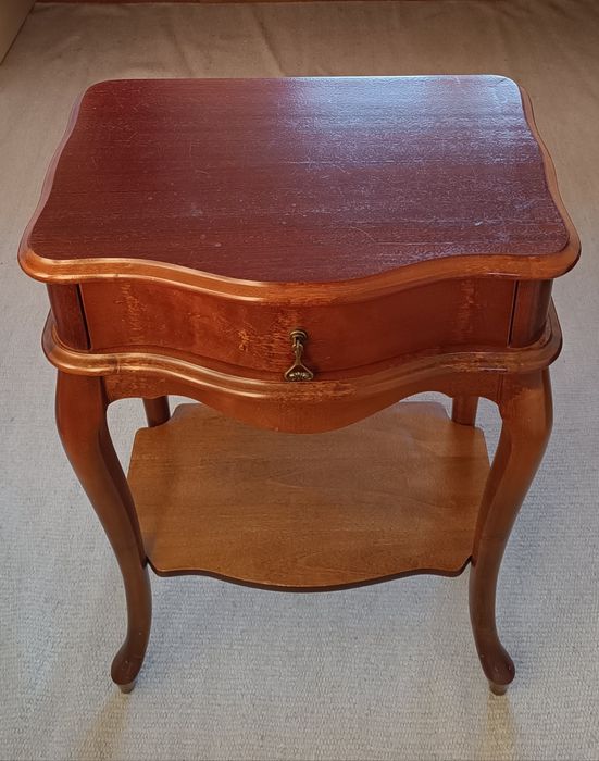 Solidny stolik drewniany