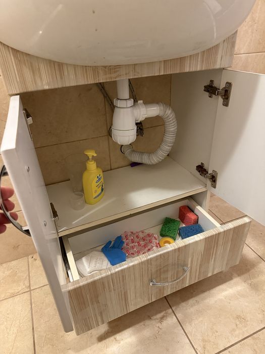 Умивальник з тумбою / ванна кімната